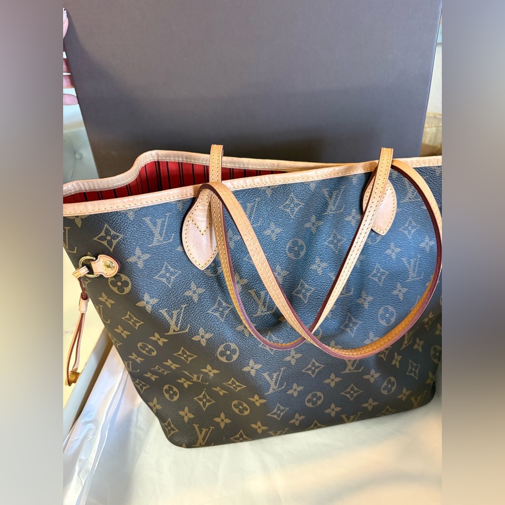 Authentic Louis Vuitton Nevergull MM monogram bag
Pre-owned/Like new - Picture 2 of 16